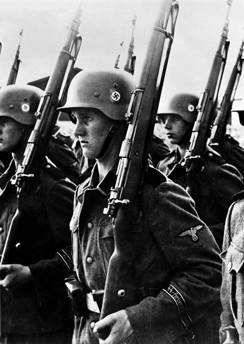 Parade von SS-Soldaten