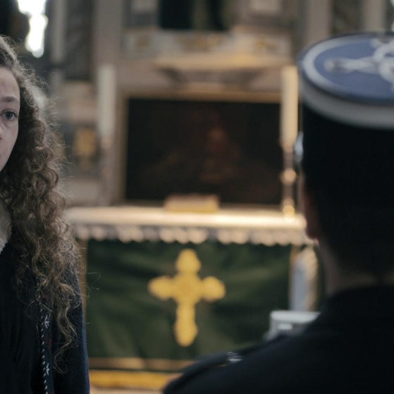 Junges Mädchen spricht mit Polizisten.