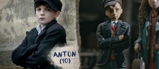 Anton mit Alltagsjacke und Mütze.