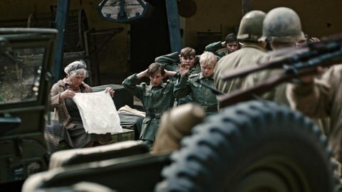 Amerikanische Soldaten, Hitlerjugend und eine Bäuerin.