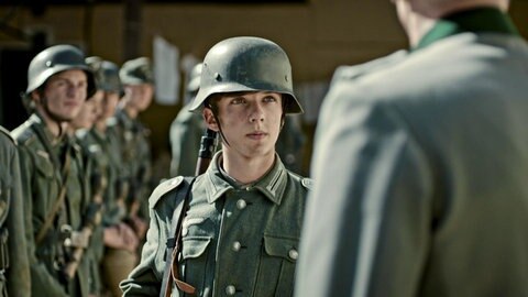 Justus und mehrere andere Jungen in Uniform.