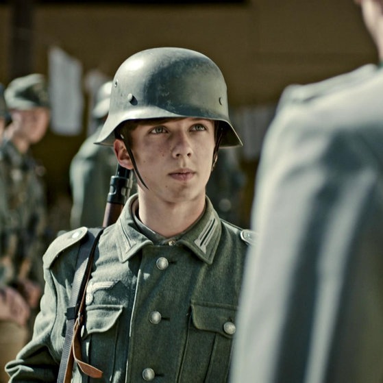 Justus und mehrere andere Jungen in Uniform.