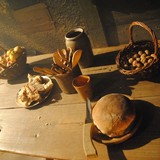 Es ist ein Tisch zu sehen, der mit verschiedenen Speisen gedeckt ist. (Foto: Sabine Stroh)