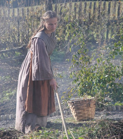 Bäuerin bei Gartenarbeit (Foto: Sabine Stroh)