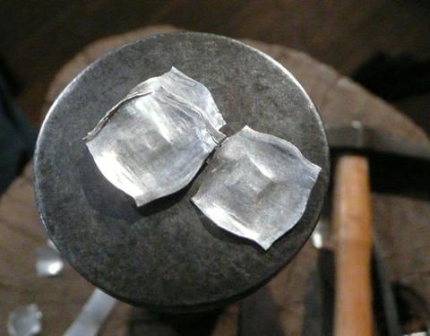 Zwei vierzipfelige Silberstücke, noch ohne Prägung (Foto: Tilmann Büttner)