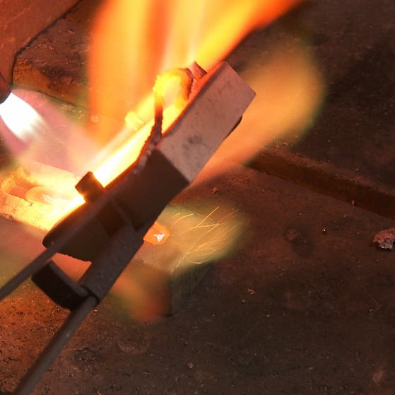 In einer länglichen Gussform wird ein Silberbarren erhitzt. (Foto: SWR - Screenshot aus der Sendung)