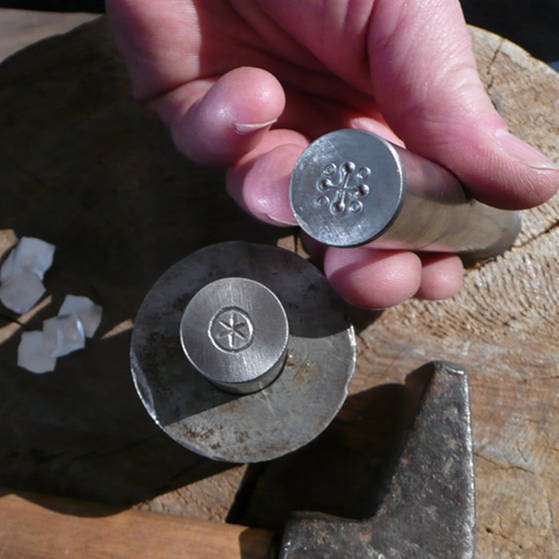 Zwei runde Silberfennige (Foto: Tilmann Büttner)