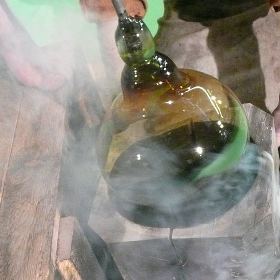Kelchförmiges Glas wird geblasen (Foto: Tilmann Büttner)