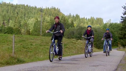Drei Fahrradfahrer auf E-Bikes (Foto: SWR - Screenshot aus der Sendung)