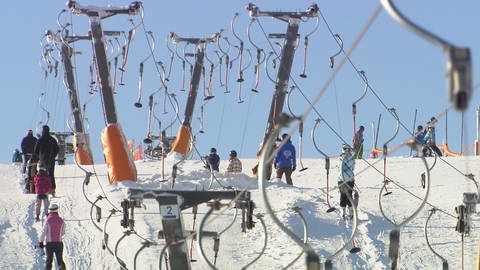 Z. T. mit Skifahrern besetzter Schlepplift (Foto: SWR - Screenshot aus der Sendung)