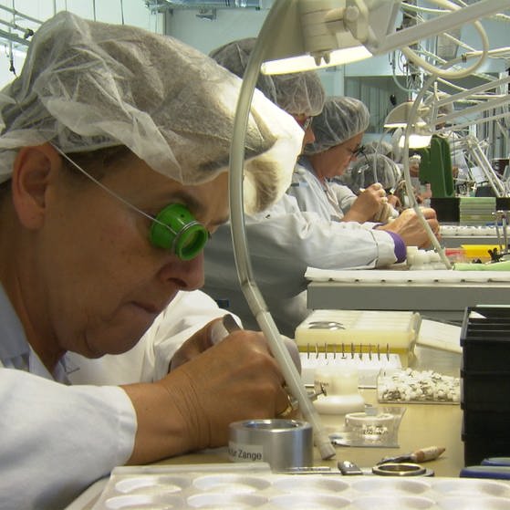 Uhrmacher bei der Arbeit in einer Produktionshalle (Foto: SWR - Screenshot aus der Sendung)