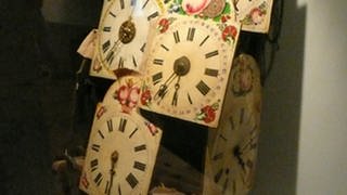 Krätze mit bemalten Uhren (Foto: Tilmann Büttner)