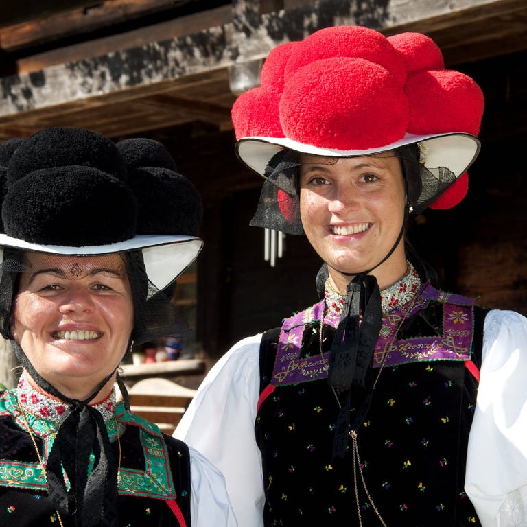 Zwei Frauen mit Bollenhüten (Foto: CS)