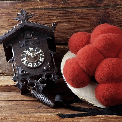 Kuckucksuhr, daneben ein Bollenhut - der Schwarzwald (Foto: IMAGO / imagebroker)