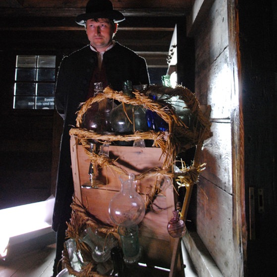 Glasträger im Haus mit Holzgestell voller Glaswaren