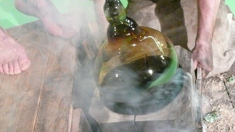 Kelchförmiges Glas wird geblasen