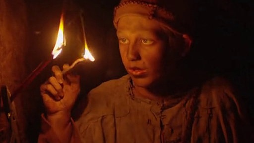 Junge im engen Stollen