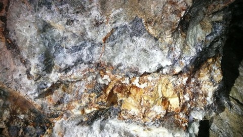 Nahaufnahme Gestein mit Einsprengseln