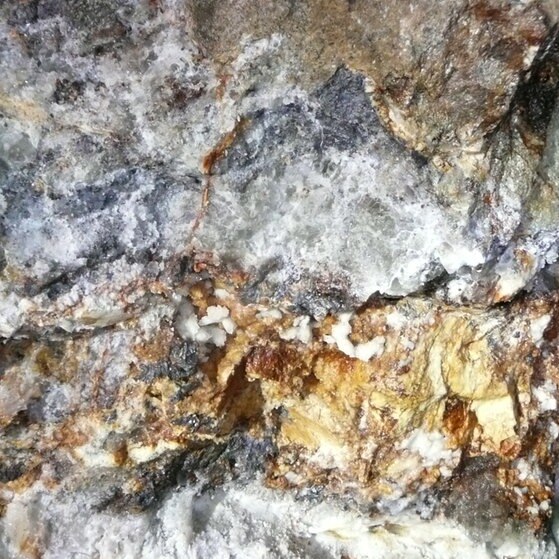 Nahaufnahme Gestein mit Einsprengseln