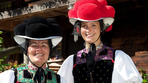 Zwei Frauen mit Bollenhüten