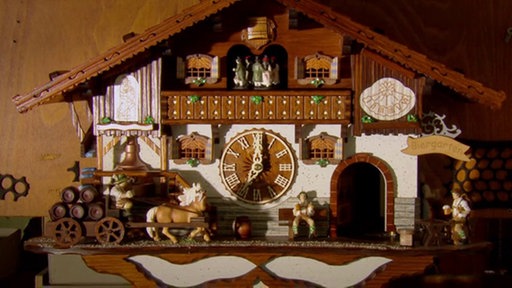 Moderne Kuckucksuhr mit Bierkutscher und Biergarten