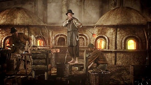 Glasbläser arbeiten neben ihren Öfen