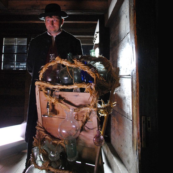 Glasträger im Haus mit Holzgestell voller Glaswaren