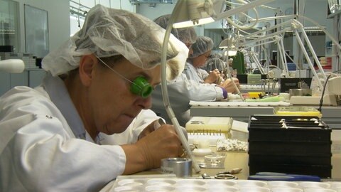 Uhrmacher bei der Arbeit in einer Produktionshalle