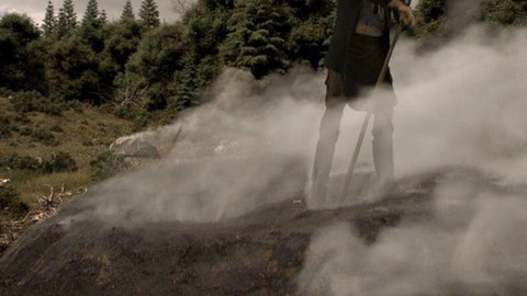 Animation eines Köhlers bei der Arbeit.