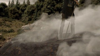 Animation eines Köhlers bei der Arbeit.