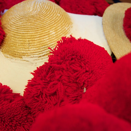 Strohhüte und rote "Bollen"