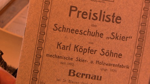 Zu sehen ist das Deckblatt einer Preisliste für Skier zu sehen.