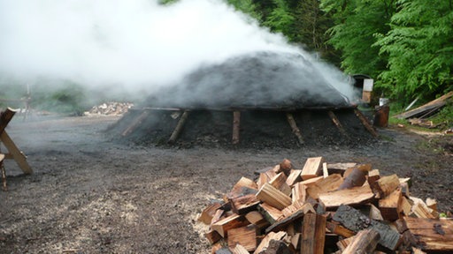 Meiler, aus dem Rauch entweicht.