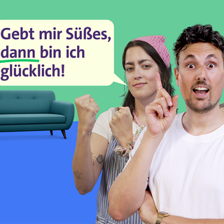 Host Gero schaut, als hätte er eine Idee, hinter ihm stehen zwei Personen, eine Sprechblase ploppt auf mit: Gebt mir Süßes, dann bin ich glücklich