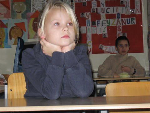 Ein junges Mädchen sitzt in einer Schulklasse. (Foto: SWR, Dagmar Reik-Joos)