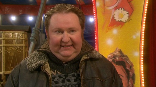 Zirkusdirektor in Alltagskleidung.