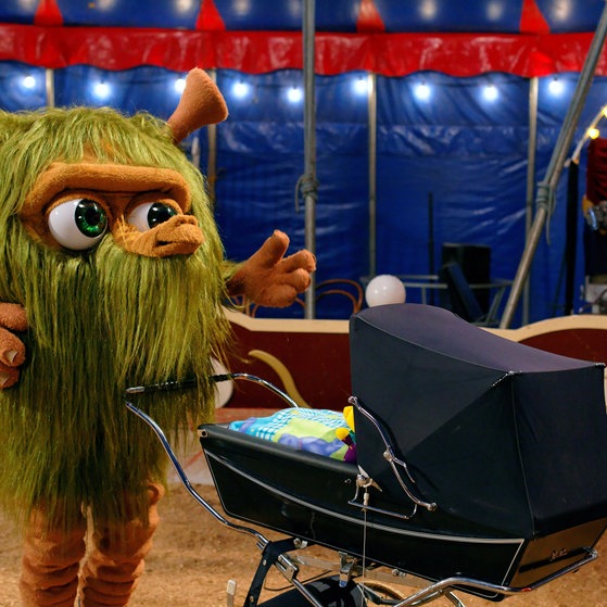 Mumbro mit Kinderwagen in der Manege.