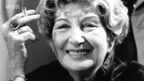 Irmgard Keun lächelnd mit Zigarette in der Hand (Foto: WDR)