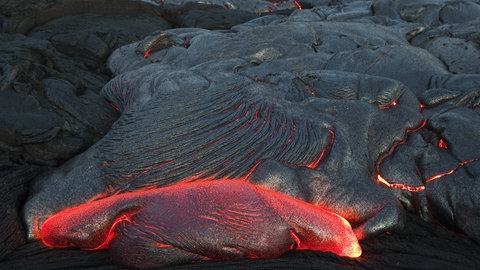 Magma befindet sich im Erdinneres. Wenn sie bei einem Vulkanausbruch nach draußen kommt, wird sie zu Lava.