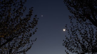Mond und Venus am Abendhimmel. Die Venus wird oft als Abendstern bezeichnet, ist aber kein Stern, sondern ein Planet, weil sie nicht selber leuchtet.