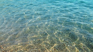 Unter klarem Meerwasser sieht man den Boden