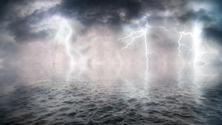 Blitze schlagen ins Wasser ein