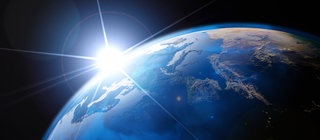 Auf der sonnenbeschienenen Seite der Erde ist Tag, auf der Rückseite Nacht.