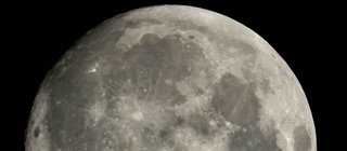 Der Mond in Großaufnahme: Er kreist um die Erde, aber wie sehen immer nur eine Seite von ihm.