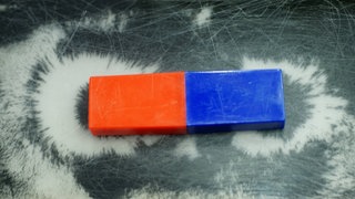 Die Erde funktioniert fast wie ein Magnet mit Nord- und Südpol.