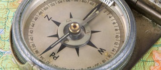 Kompass und Karte - damit kann man sich in der Natur orientieren. 