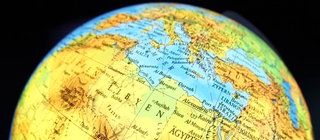 Ein Globus zeigt die runde Erde - die Schwerkraft formt die Erde.