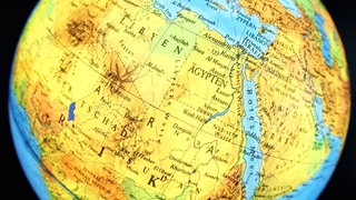 Ein Globus zeigt die runde Erde - die Schwerkraft formt die Erde.