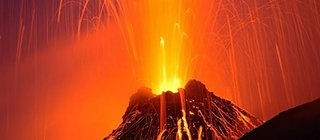 Was passiert im Erdinneren? Warum tritt die Lava aus Erdoberfläche aus? 