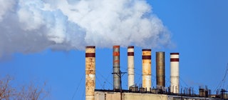 Schornsteine stoßen Rauch aus: Wer verschmutzt die Luft? Auf der Suche nach den Ursachen für Luftverschmutzung.